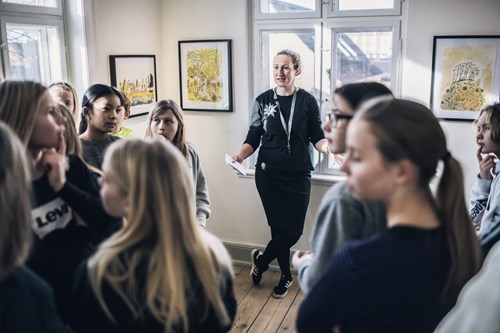 Maja communicates the “French Kiss” exhibition to a school class during the 2019 festival.